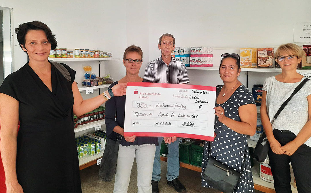 Basarteam überbringt Spende an den Aalener Tafelladen
